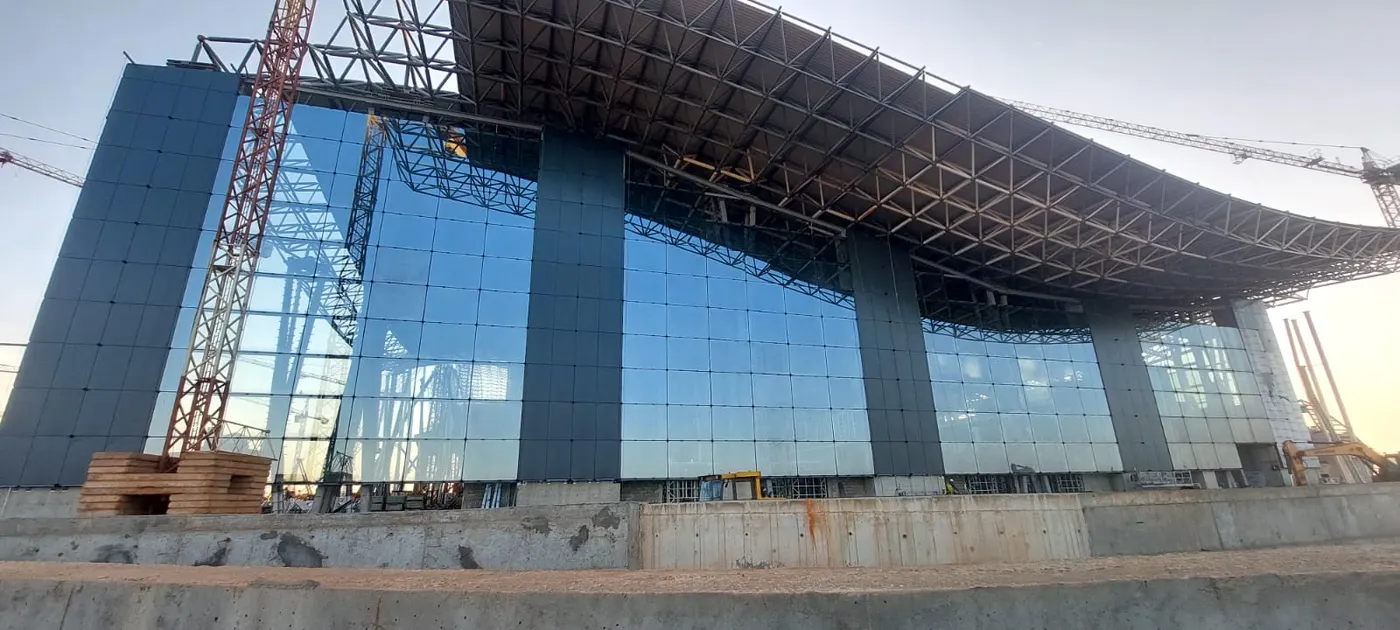 Aéroport Rabat-Salé : une façade vitrée de grande hauteur sous voile de bois — image 1