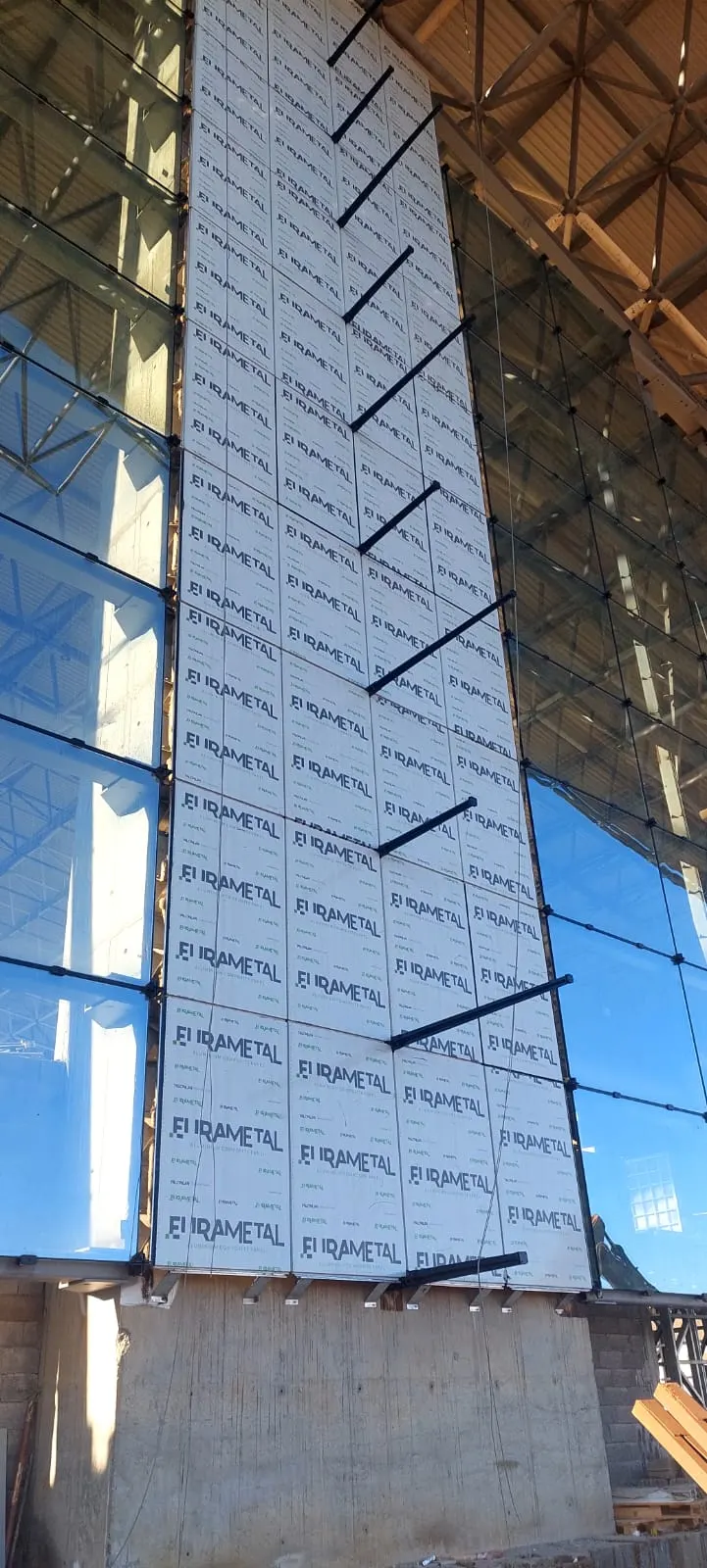Aéroport Rabat-Salé : une façade vitrée de grande hauteur sous voile de bois — image 2
