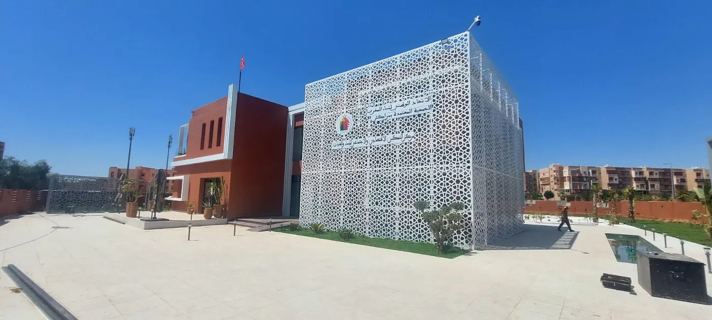 Centre Éducatif Féminin de Hay Hassani : le moucharabieh réinterprété en aluminium