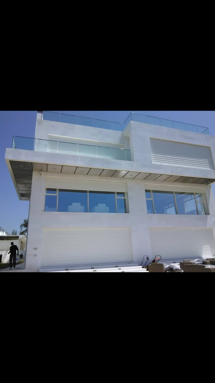 Villa Agadir : volets roulants blancs et vue cadrée sur l'océan