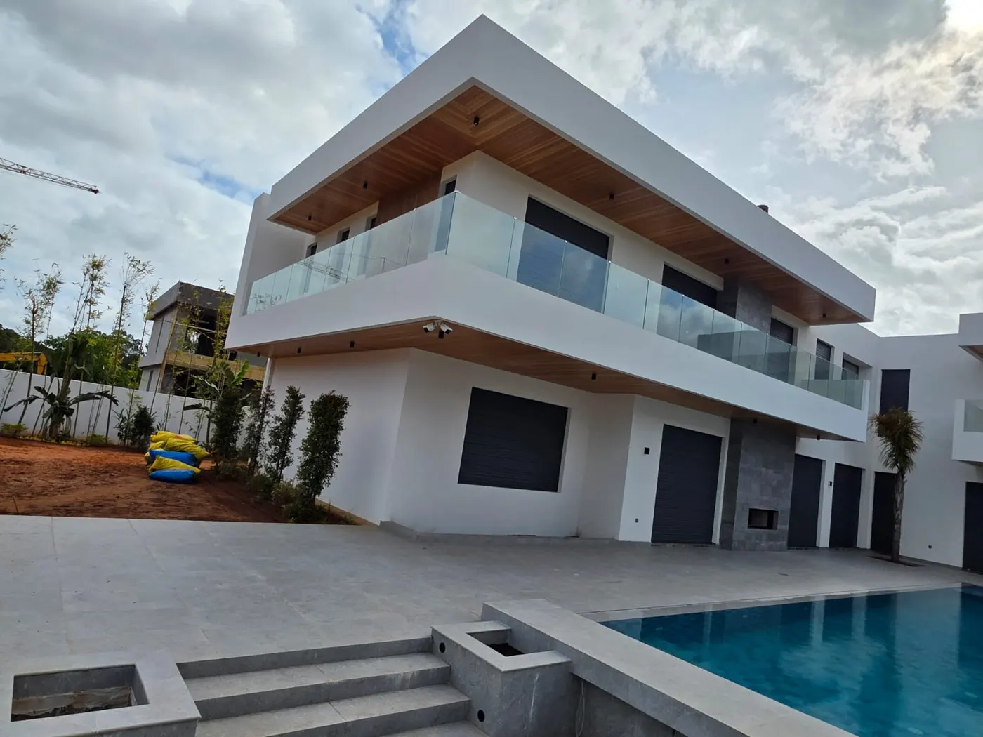 Villa Prestige : garde-corps verre, claustras bois et pergola à lames