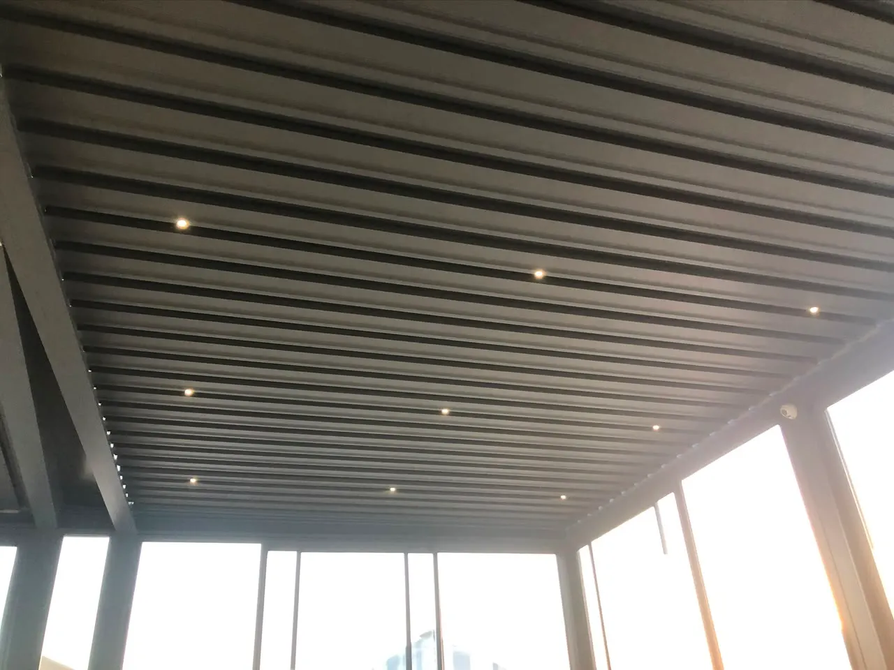 Villa Prestige : garde-corps verre, claustras bois et pergola à lames — image 2